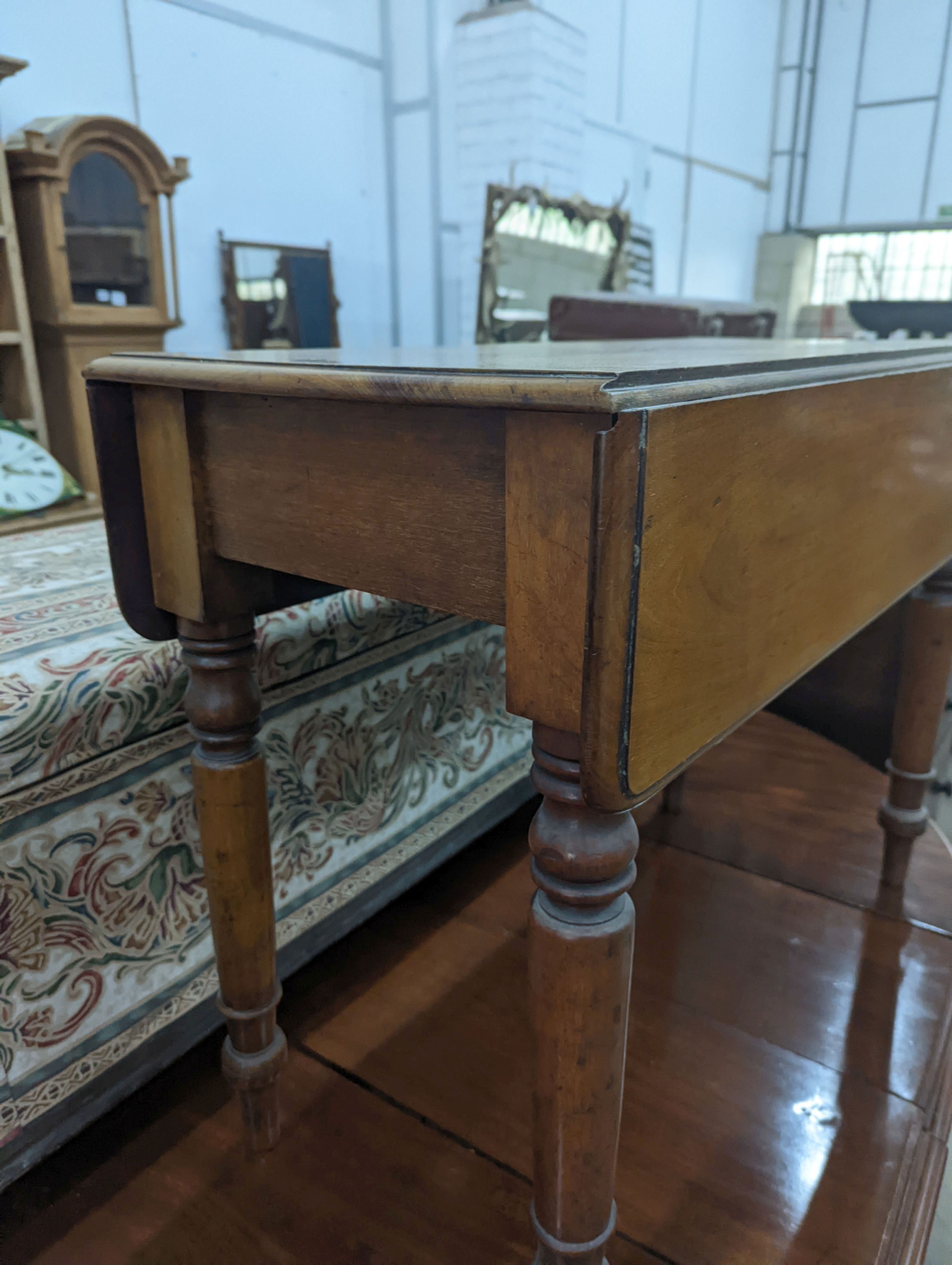 A Victorian Pembroke table, width 90cm, depth 40cm, height 69cm